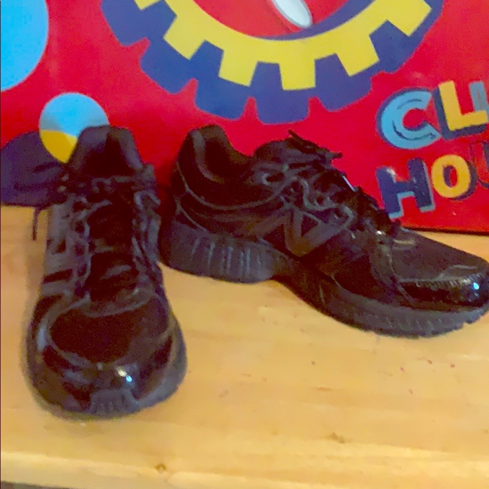 Black New Balance working tennis.